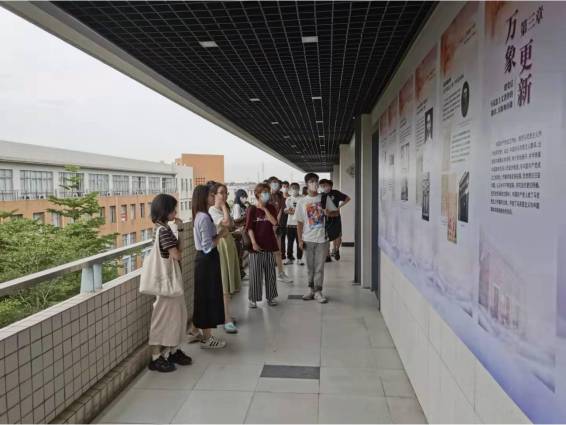 太阳城2021级新生参观百年党史专题图片展