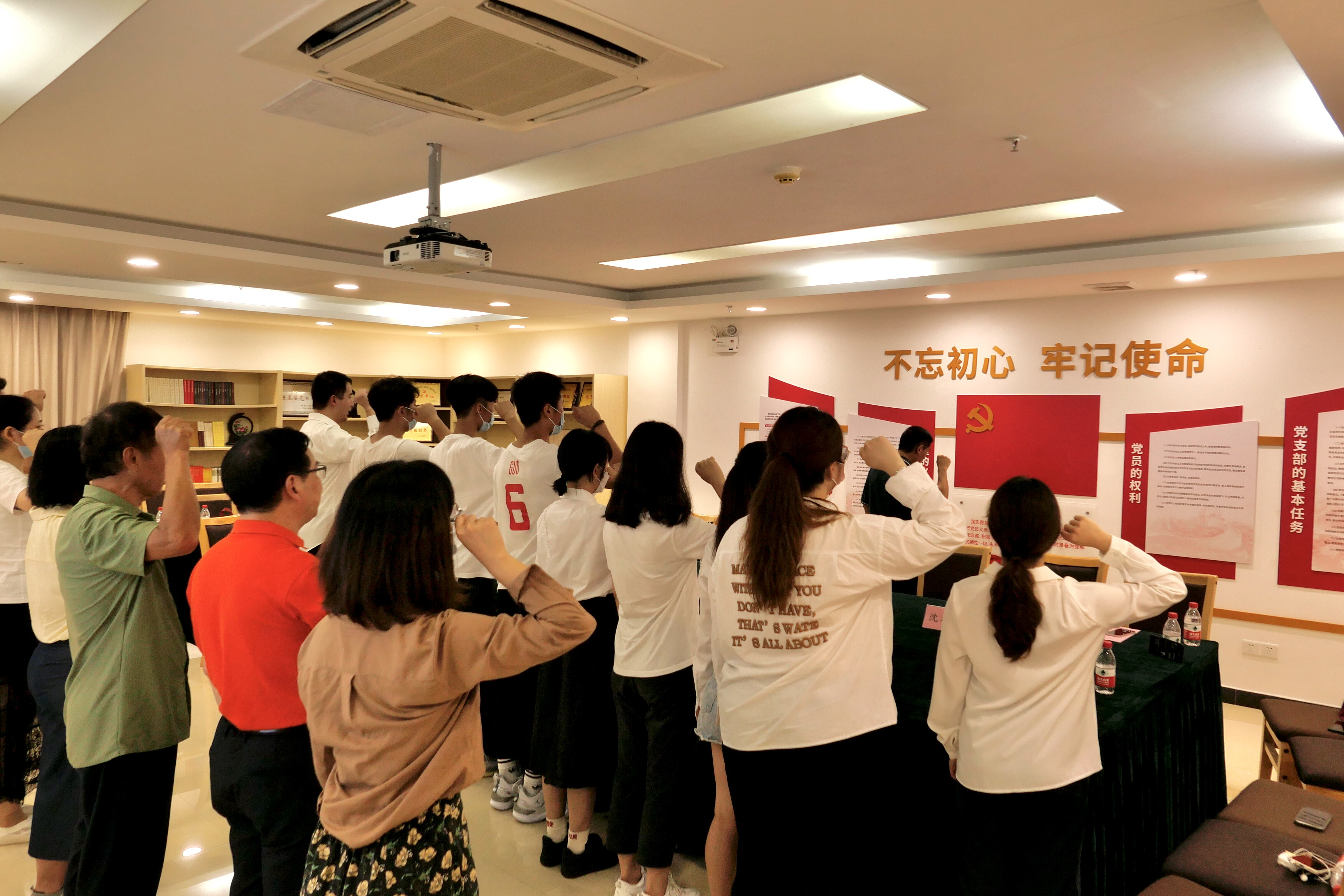 太阳城举行新发展员工党员入党宣誓仪式——暨员工预备党员离校前教育